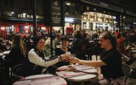 Les grandes terrasses au Beer Garden et Six Nations