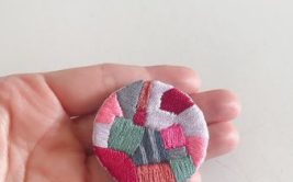 Broche brodée à la main