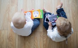Bébés joueurs