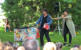 La prophétie du sucrier en inox - La Biennale en fête Complètement Gaga