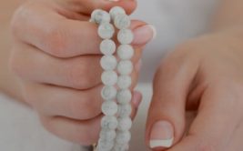 Confection d'un collier personnalisé à base de pierres