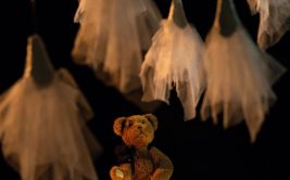 Dans un monde de poupées à l'espace culturel La Buire