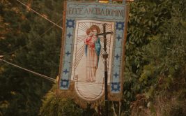 Procession et Installation du Calvaire - Grotte de Cotatay