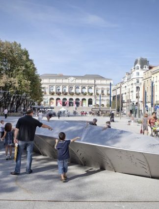 Place de l'Hôtel de Ville fountain