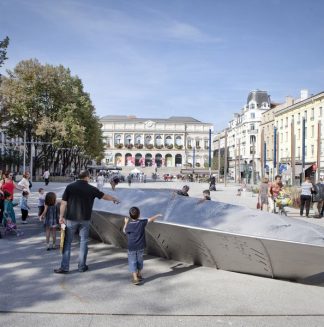 Place de l'Hôtel de Ville fountain