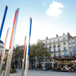 Mâts de verre et de métal de la place de l'hôtel de ville