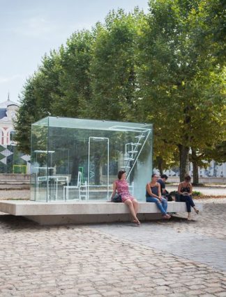 stallation in-situ, place d'armes - Gimme Shelter, Nathalie Talec