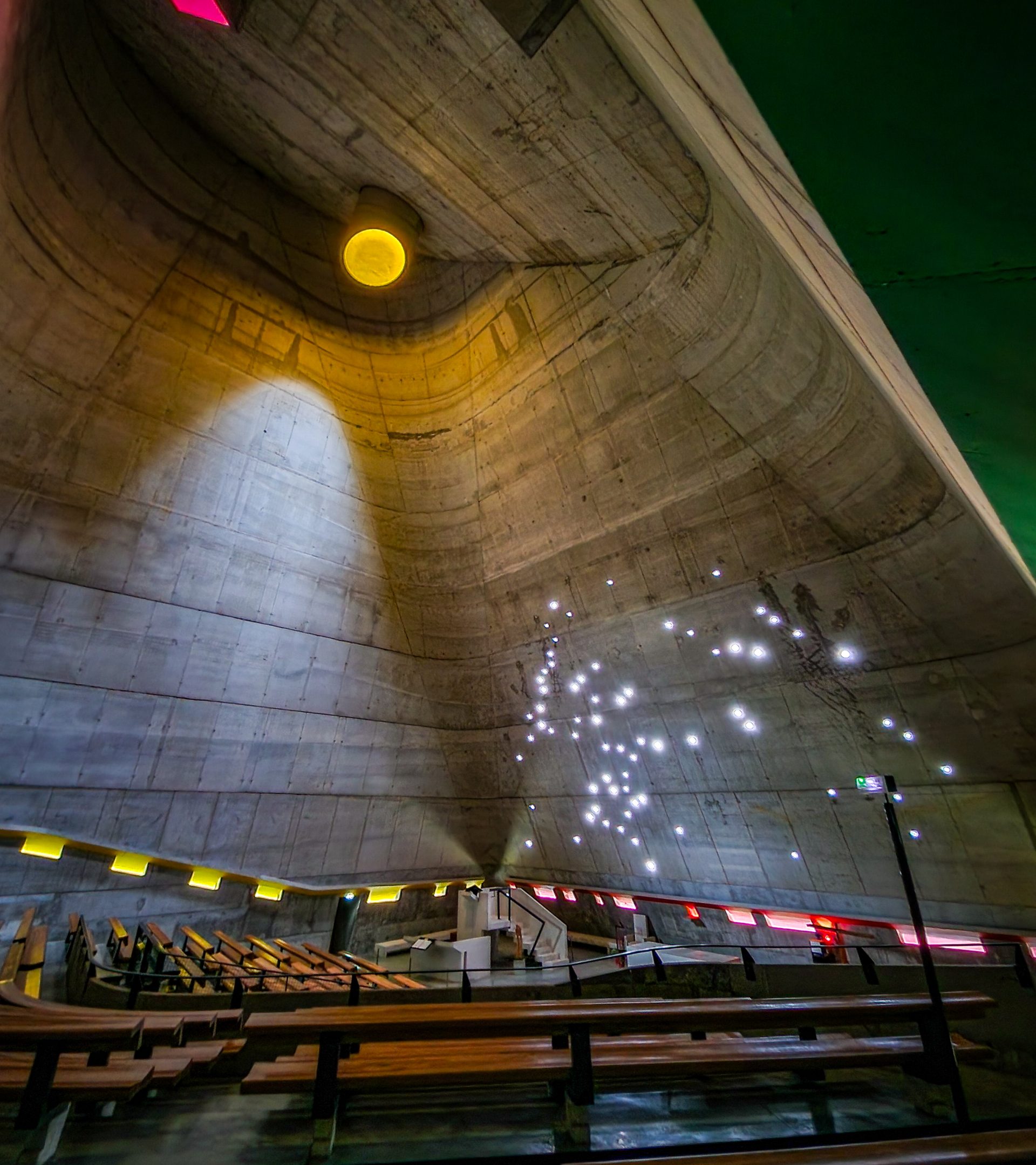 Site_Le_Corbusier_eglise_Saint-Pierre_nef-Inscrire_la_legende-97030
