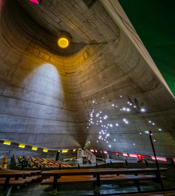 Site_Le_Corbusier_eglise_Saint-Pierre_nef-Inscrire_la_legende-97030