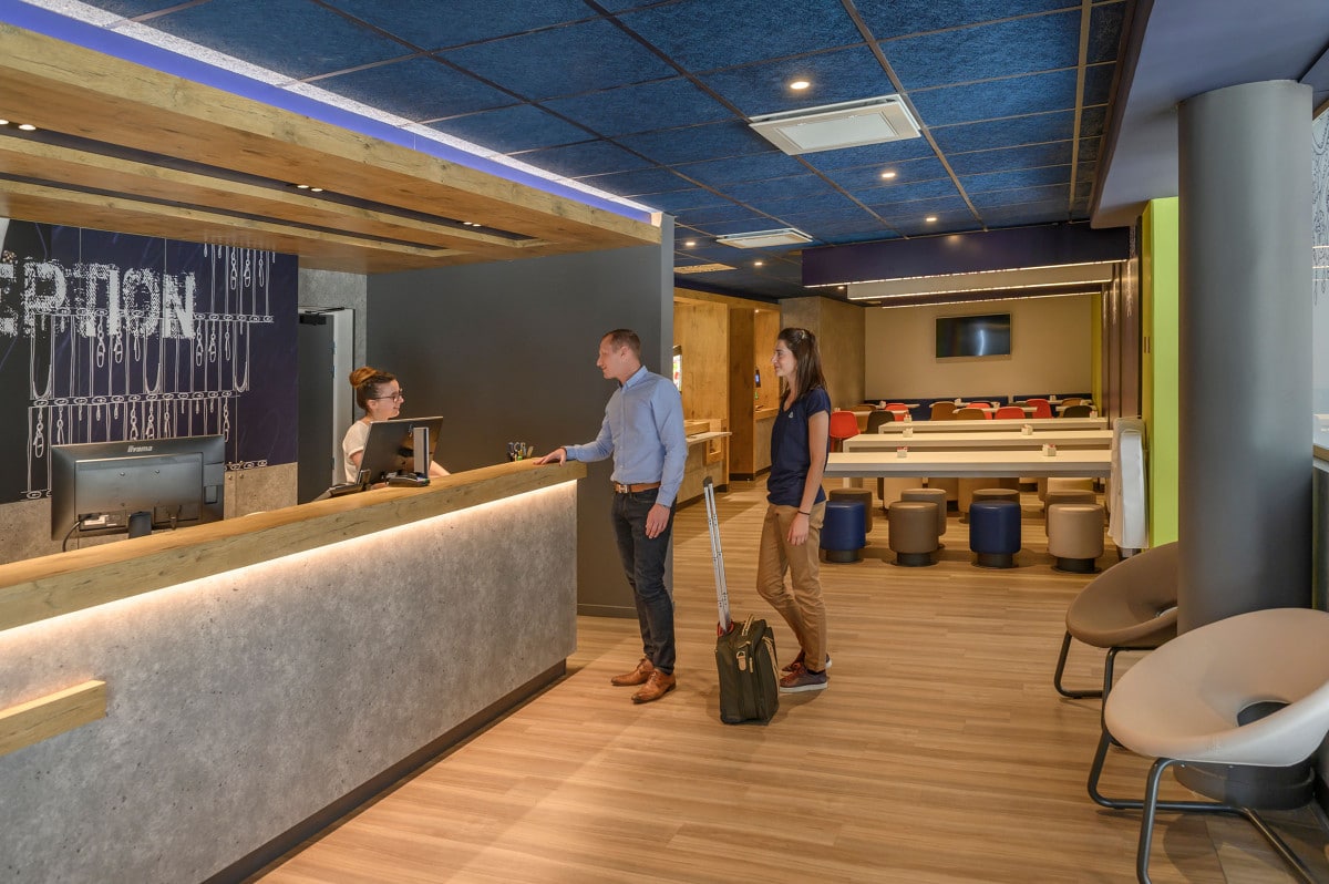 Hotel_Ibis_Budget_Saint-Etienne_Centre_Gare_Chateaucreux___accueil-Inscrire_la_legende-78104-1200px