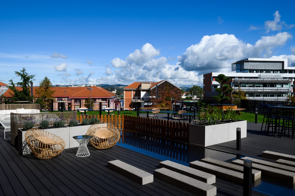 https://www.saint-etienne-hors-cadre.fr/content/uploads/2021/08/Hotel_Novotel_Saint-Etienne_Centre_Gare_Chateaucreux___terrasse-Inscrire_la_legende-78033-1200px.jpg