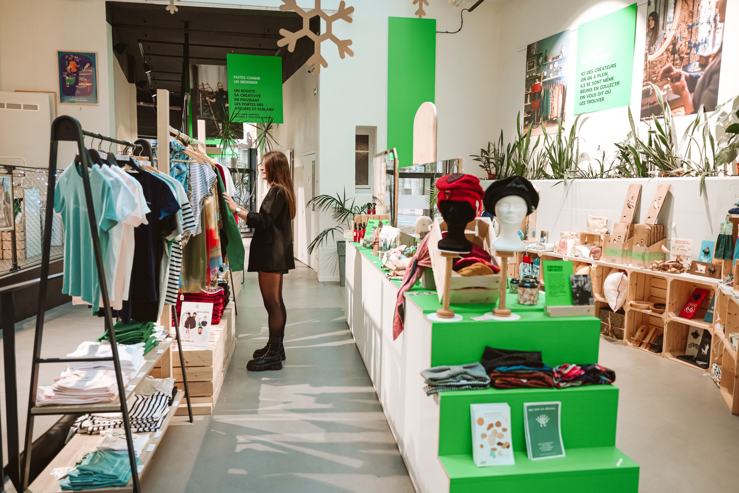 https://www.saint-etienne-hors-cadre.fr/content/uploads/2023/07/Le_Magasin_Saint-Etienne_Hors_Cadre___Boutique_Office_de_Tourisme-Saint-Etienne_Tourisme___Congres___Eva_Ferrante-90165-scaled.jpg