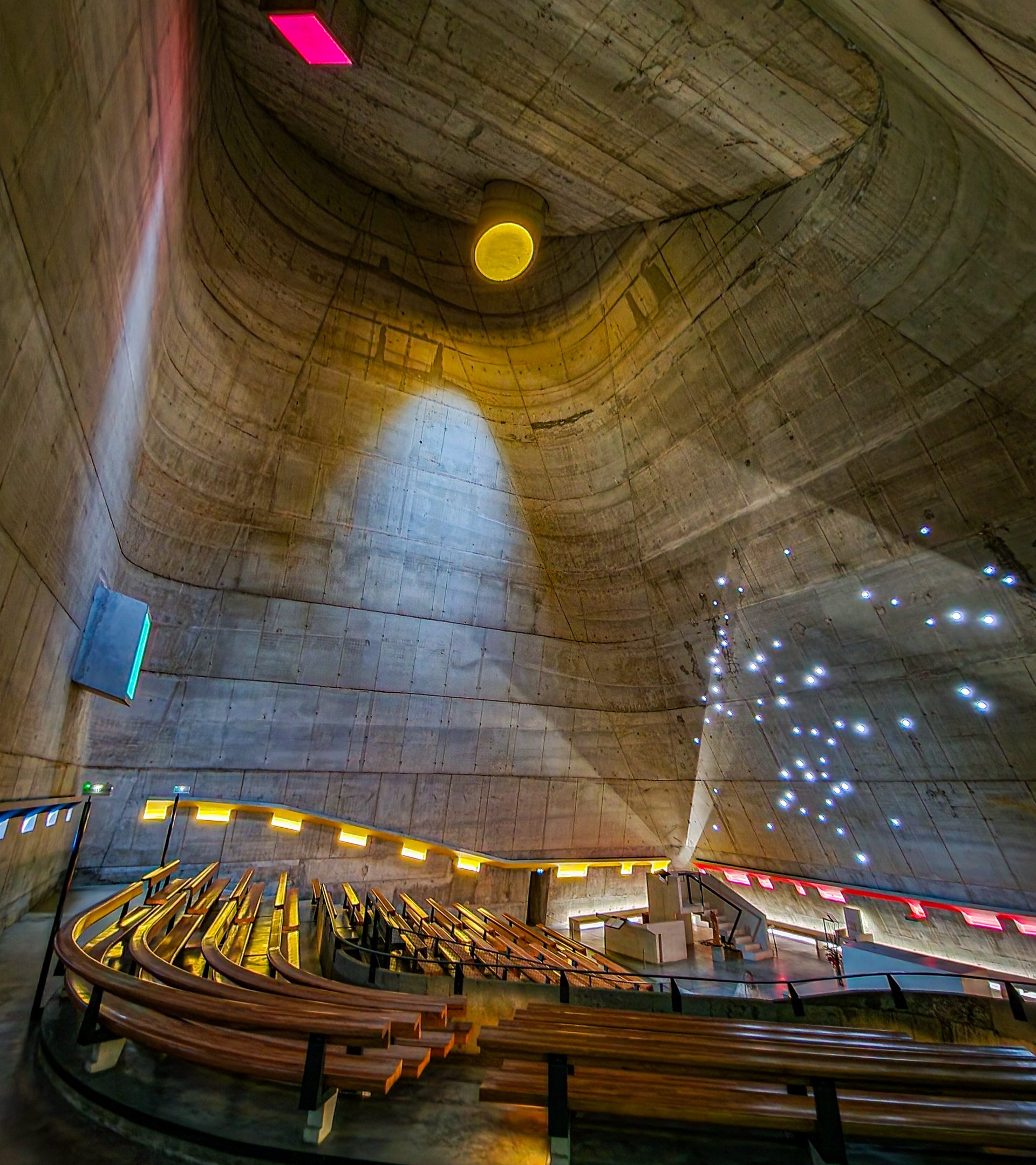 Site_Le_Corbusier_eglise_Saint-Pierre_nef-Inscrire_la_legende-97028
