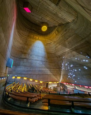 Site_Le_Corbusier_eglise_Saint-Pierre_nef-Inscrire_la_legende-97028