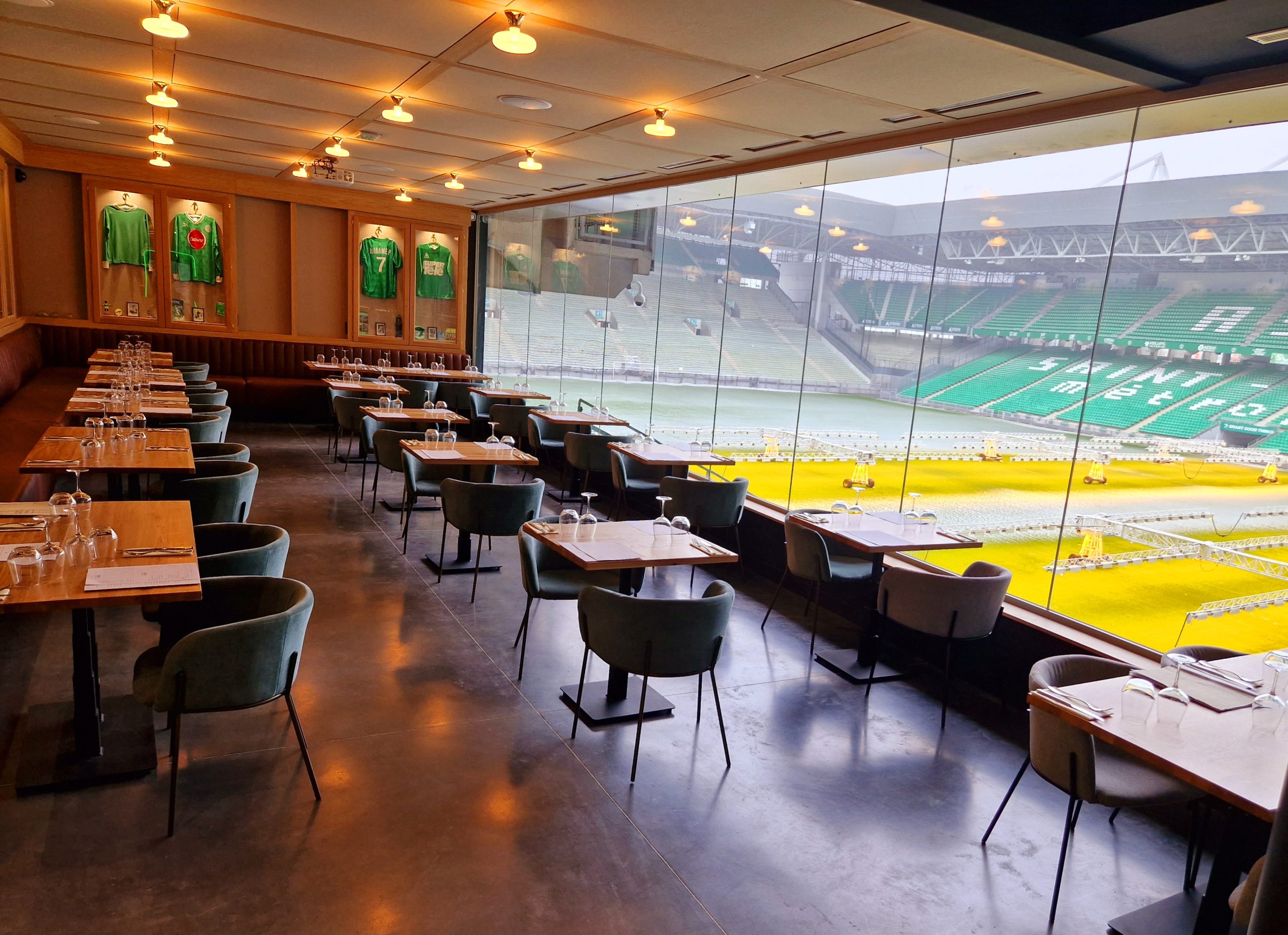 https://www.saint-etienne-hors-cadre.fr/content/uploads/2024/11/Brasserie_du_Stade_Geoffroy-Guichard-Saint-Etienne_Tourisme___Congres___Patricia_Menu-904931-scaled.jpg