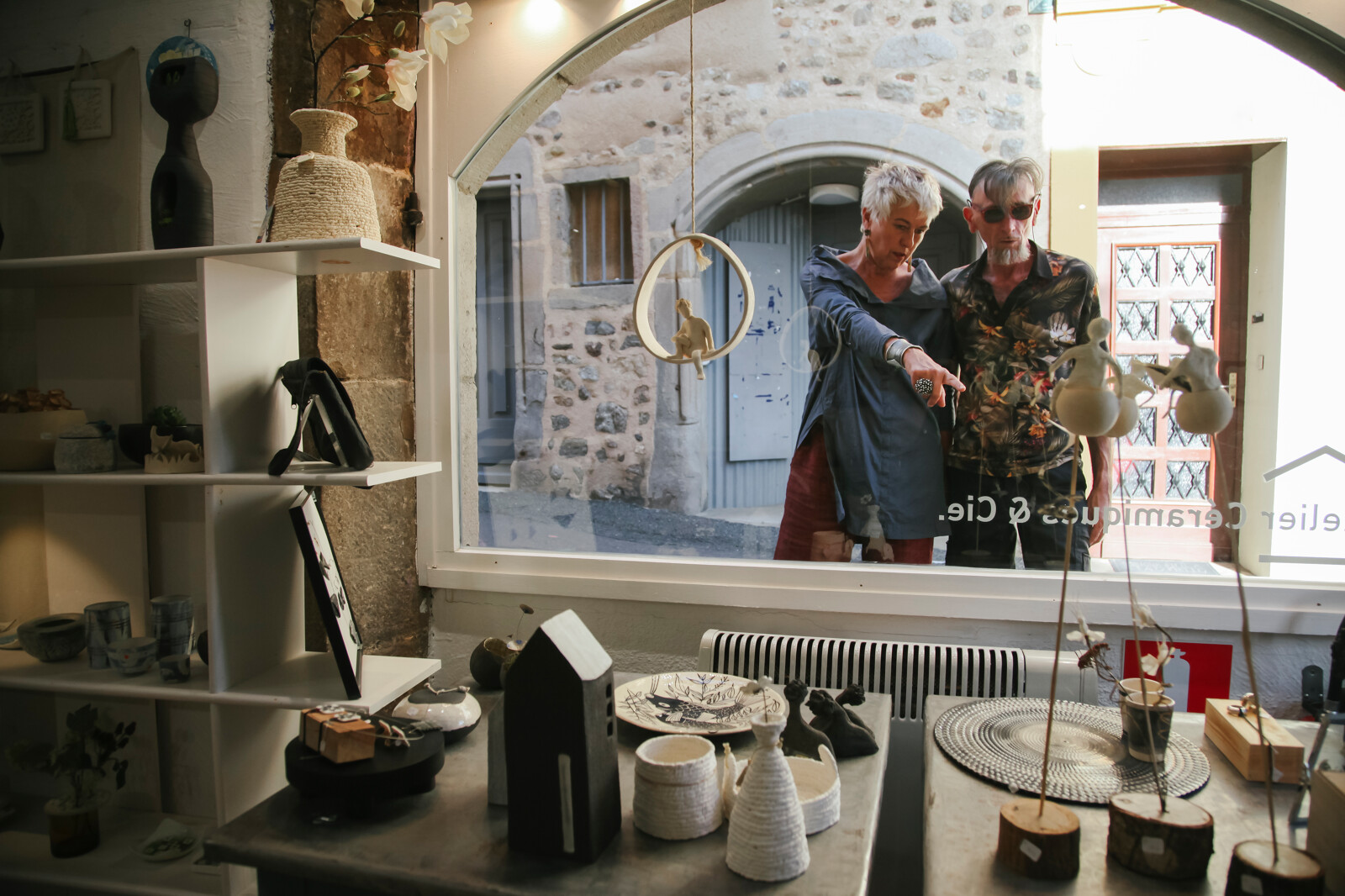https://www.saint-etienne-hors-cadre.fr/content/uploads/2024/12/Saint-Galmier__une_boutique_dans_la_vieille_ville-Saint-Etienne_Tourisme___Congres___Magali_Stora-82741-1600px.jpg