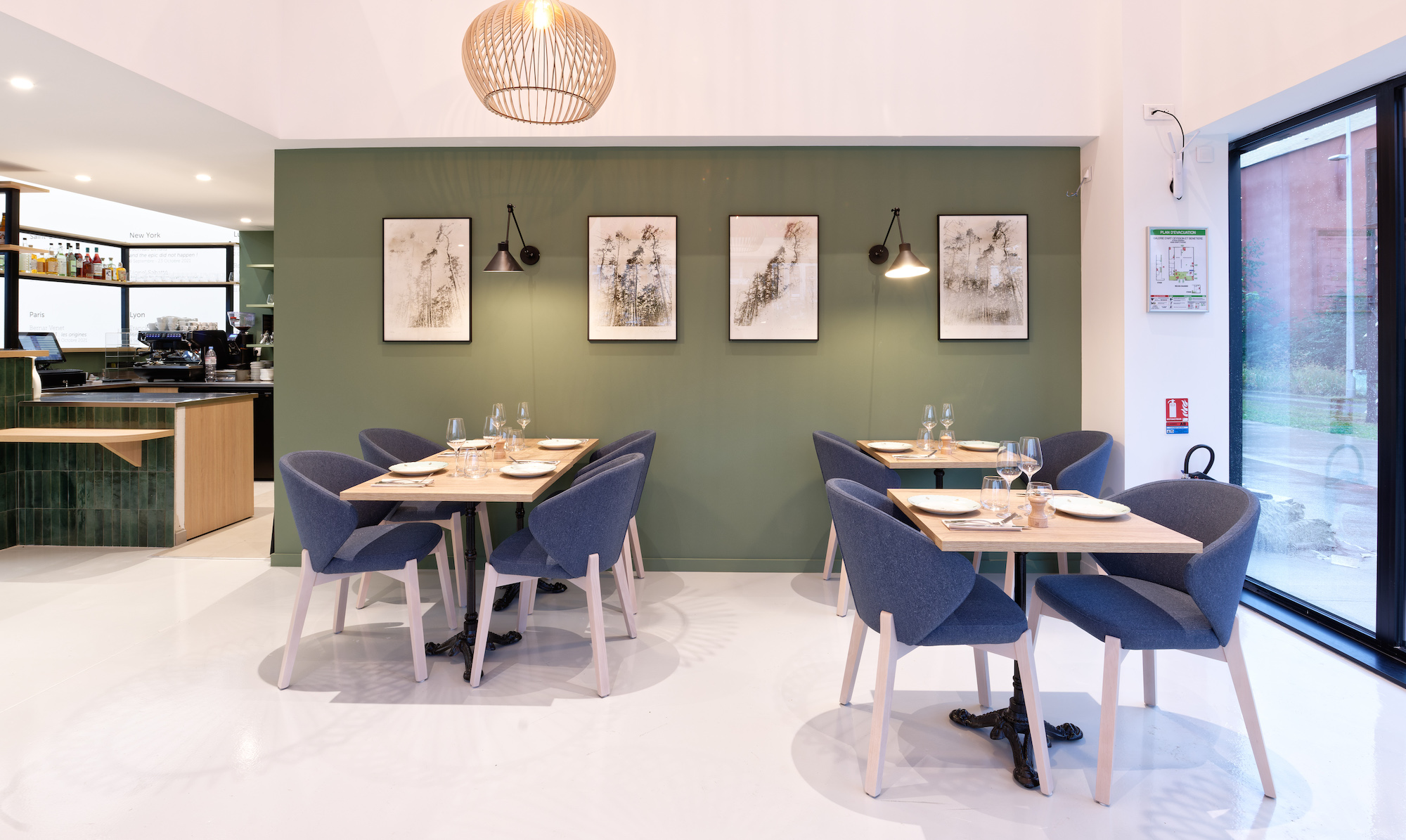 https://www.saint-etienne-hors-cadre.fr/content/uploads/2024/12/table-mur-vert-bistrot.jpg