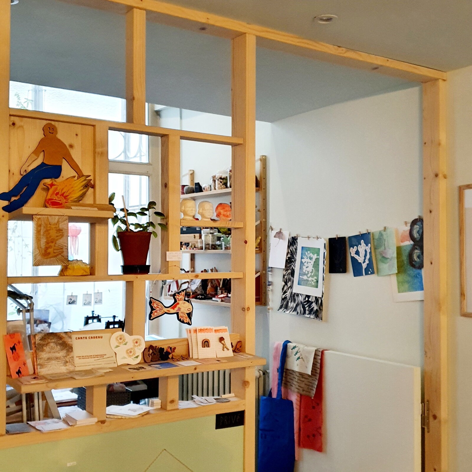 https://www.saint-etienne-hors-cadre.fr/content/uploads/2025/02/Boutique_atelier_cafe_creatif___Dobry_Lab-Faire_figurer_le_nom_de_la_structure-96998-1600px.jpg