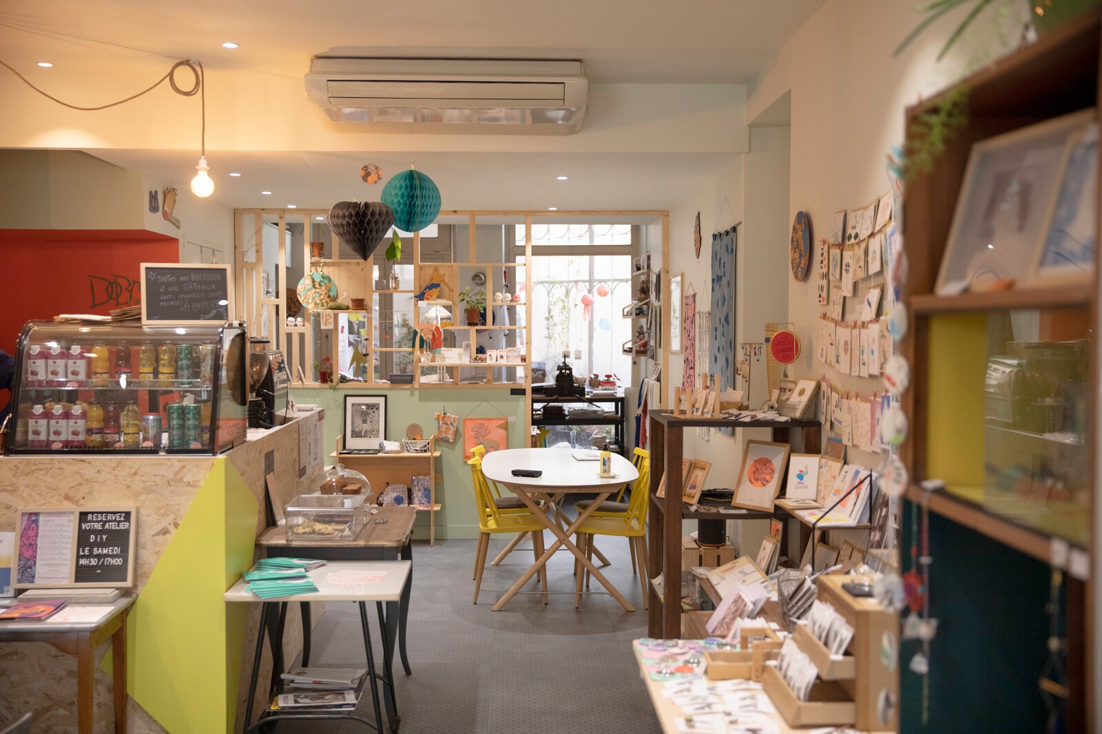 https://www.saint-etienne-hors-cadre.fr/content/uploads/2025/03/Boutique_atelier_cafe_creatif___Dobry_Lab-Faire_figurer_le_nom_de_la_structure-88327-1600px.jpg