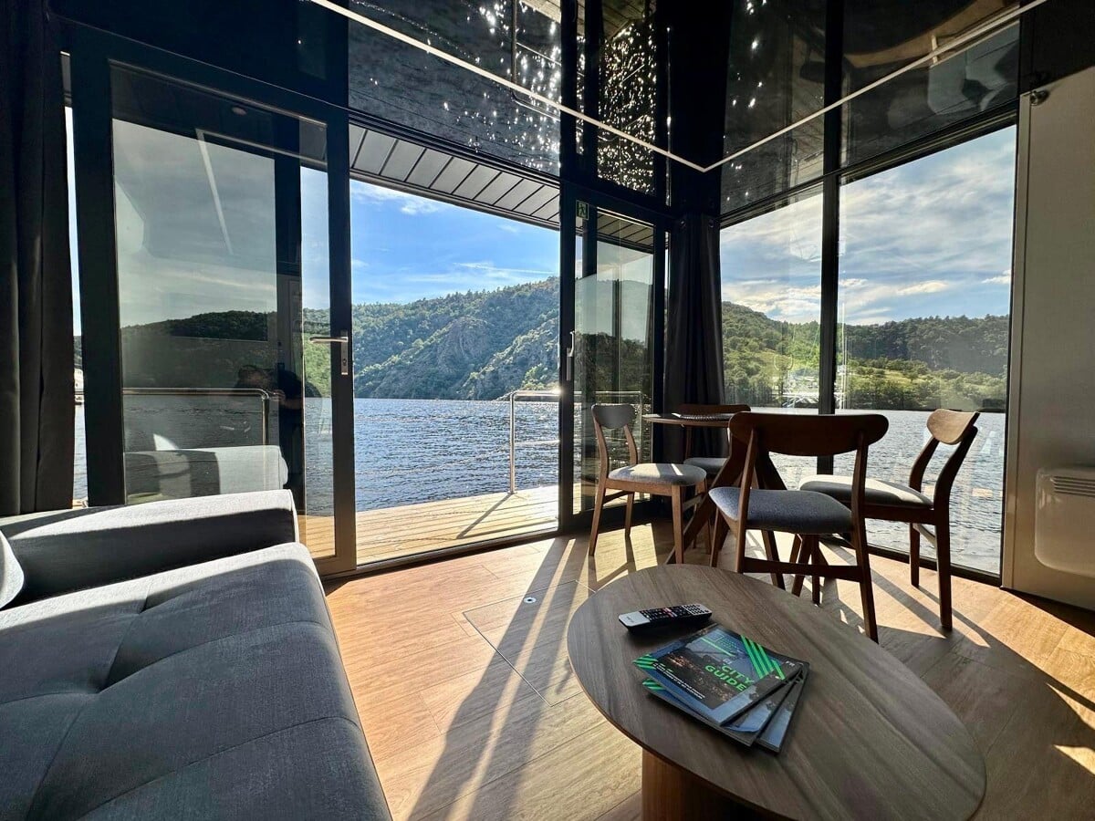 Lodge House Boat