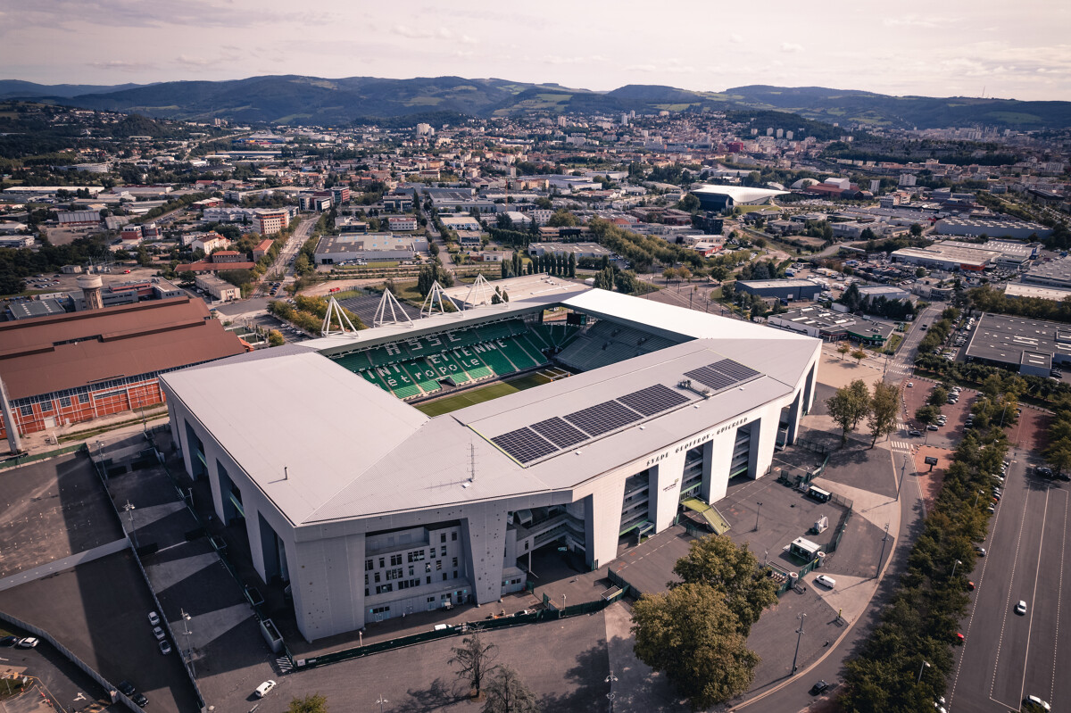 https://www.saint-etienne-hors-cadre.fr/content/uploads/sites/2/2025/09/Vue_aerienne_stade_Geoffroy_Guichard-Saint-Etienne_Tourisme___Congres___Valentin_Tissot_-_Frenchexploreur-85168-1200px.jpg